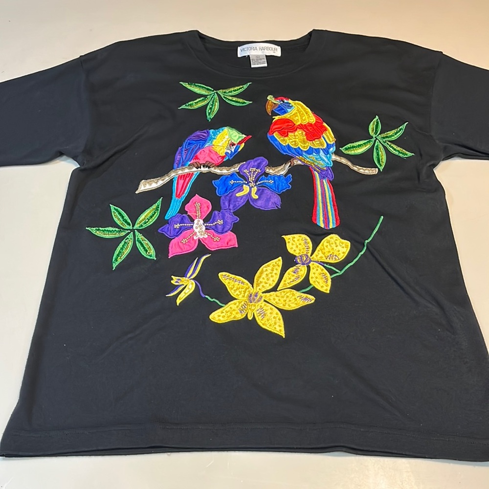 Vintage Victoria Harbour parrots on black T-shirt Large